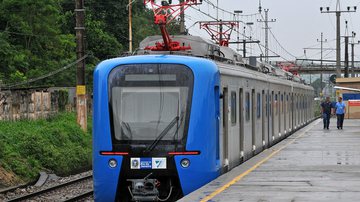 Imagem de um trem da concessionária SuperVia - Domínio Público via Wikimedia Commons