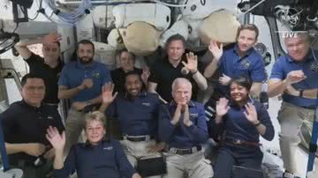 Time de 17 pessoas que estavam em órbita no espaço - Divulgação / NASA