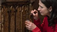 O Trono de Coroação sendo restaurado para a cerimônia de coroação de Charles III - Divulgação/PA Wire/Facebook