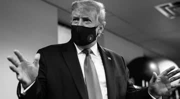 Fotografia em preto e branco com Donald Trump trajando uma máscara facial - Divulgação/Twitter/DonaldTrump