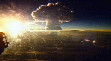 Foto da nuvem de cogumelo causada pela explosão da Tsar-bomba - Wikimedia Commons