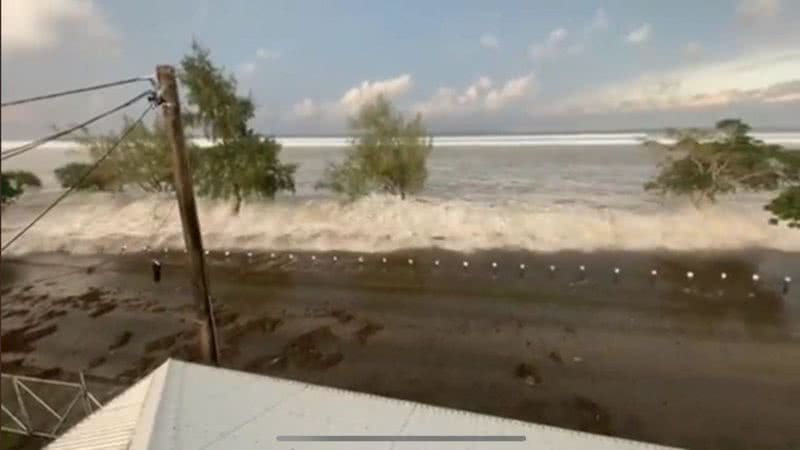Registro do tsunami - Divulgação/Vídeo/Twitter