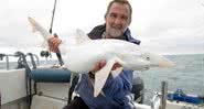 Jason Gillespie com o tubarão albino - Divulgação/SWNS