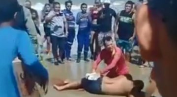Homem sendo socorrido na praia, após ter sido alvo de ataque de tubarão, em Pernambuco - Divulgação/Twitter/@terrordonordste