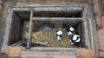 Arqueólogos explorando tumba - Academia Chinesa de Ciências Sociais