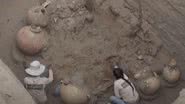 Arqueólogos explorando a tumba - Reprodução/Vídeo