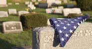 Imagem meramente ilustrativa de sepultura com bandeira dos Estados Unidos - Divulgação/Pixabay