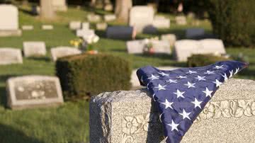 Imagem ilustrativa da bandeira dos Estados Unidos em cima de um túmulo - Imagem de Charles Thompson via pixabay
