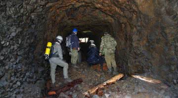 Fotografia dos exploradores dentro do túnel - Divulgação/ Associação de Amantes da Alta Lusácia