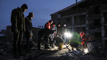 Voluntários buscando vítimas em escombros após terremoto, na Turquia - Getty Images