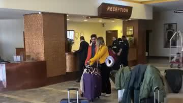 Alguns dos repatriados após sua chegada - Divulgação/ Youtube/ CNN