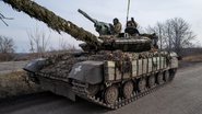 Soldados ucranianos em tanque de guerra - Getty Images