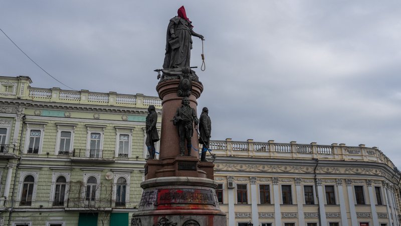 Monumento da imperatriz russa Catarina, a Grande, vandalizado na cidade de Odessa - Getty Images