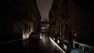 Ruas da cidade de Lviv, na Ucrânia, que também enfrenta cortes de energia emergenciais após ataques - Getty Images