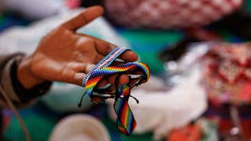 Fotografia mostrando o trabalho de uma mulher que é parte da comunidade LGBT+ de Uganda - Getty Images