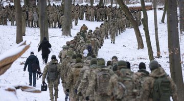 Participantes civis em uma unidade de Defesa Territorial de Kiev, em 22 de janeiro - Getty Images