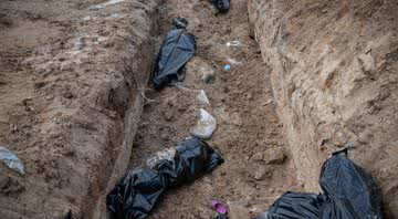 Corpos encontrados em vala comum na Ucrânia - Getty Images