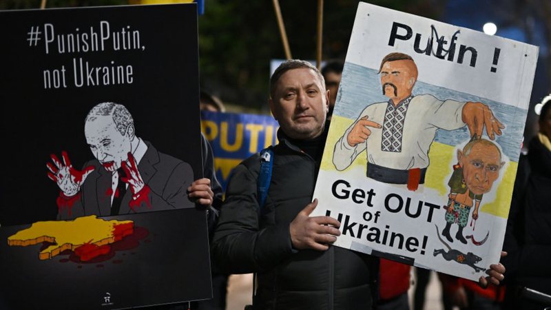 Manifestantes protestam contra a invasão da Ucrânia