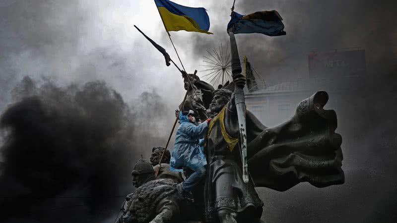 Manifestantes em 20 de fevereiro de 2014 na Praça da Independência, Kiev, Ucrânia