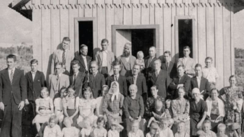 Grupo de ucranianos na década de 1940, em Arapongas, no Paraná - Arquivo pessoal