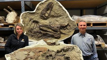 Pesquisadores com o fóssil do gorgossauro - Museu Real Tyrrell de Paleontologia