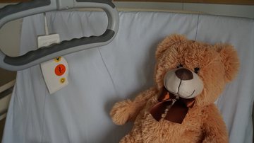 Imagem de um urso de pelúcia em uma cama de hospital - Reprodução/Pixabay/Mylene2401