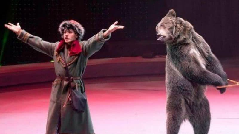 Espetáculo que contava com um ursos do circo Great Moscow State - Divulgação/Great Moscow State Circus