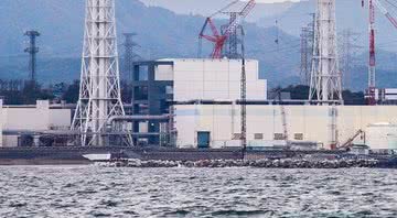 Usina de Fukushima vista do mar no ano de 2013 - Wikimedia Commons