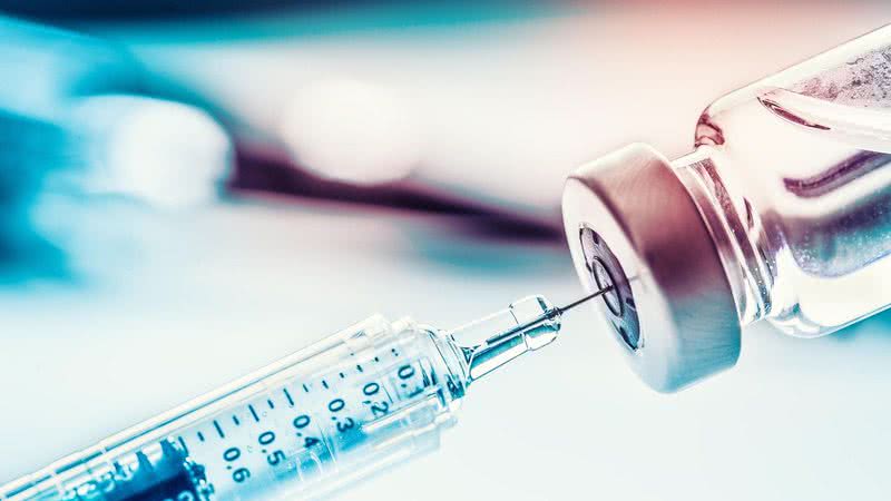 Fotografia ilustrativa de vacina sendo retirada de frasco - Pixabay