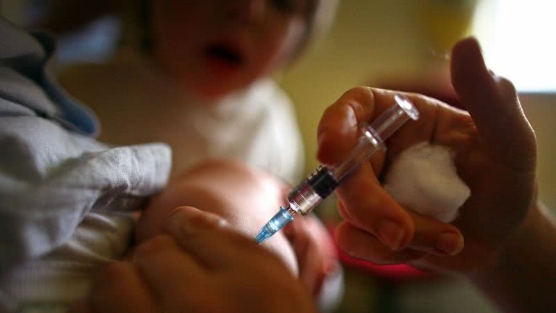 Imagem ilustrativa de bebê sendo vacinado