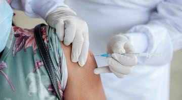 Imagem meramente ilustrativa de pessoa sendo vacinada - Divulgação/ Pexels/ FRANK MERIÑO