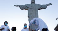 As pacientes recebendo a vacina aos pés do Cristo - Divulgação/Fernando Frazão/Agência Brasil