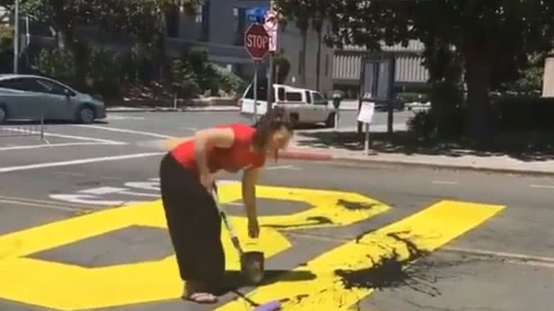 Momento do vídeo em que mulher vandaliza mural na Califórnia - Divulgação - Twitter