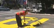 Momento do vídeo em que mulher vandaliza mural na Califórnia - Divulgação - Twitter
