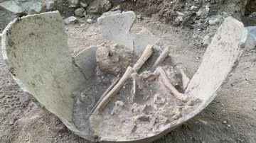 Vaso encontrado com esqueleto dentro - Divulgação / INAH Campeche