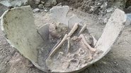 Vaso encontrado com esqueleto dentro - Divulgação / INAH Campeche