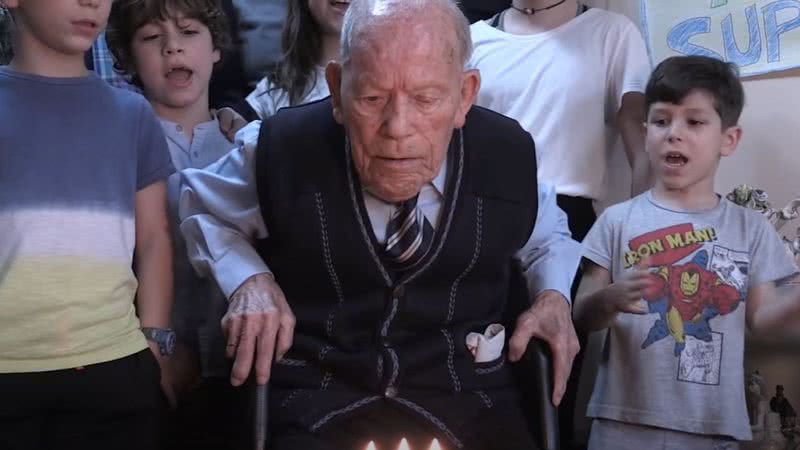 Registro do idoso em seu aniversário de 112 anos - Divulgação / YouTube / Leonoticias Diariodigital
