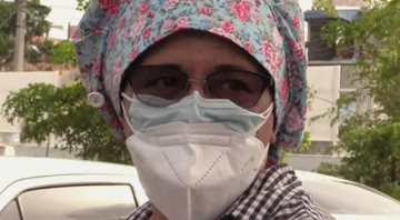 Venecia Betances vestida de enfermeira para visitar os pais - Divulgação