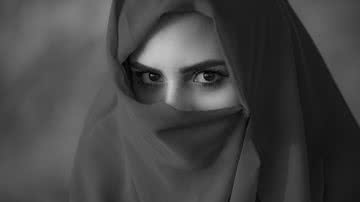 Imagem meramente ilustrativa de mulher com hijab - Foto de Вадим Гайсин no Pixabay