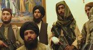 Membros do talibã no palácio presidencial de Cabul - Divulgação/Twitter/@AJEnglish
