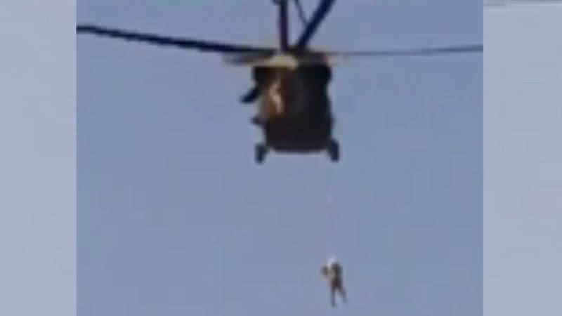 Talibã é visto com helicóptero Black Hawk - Divulgação/Twitter/@TalibTimes