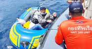 Homem sendo resgatado de bote na Tailândia - Divulgação/Facebook/Comando da Terceira Área Naval