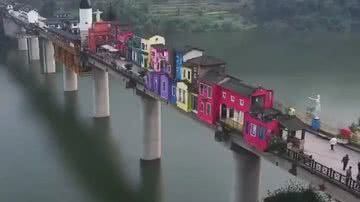 Imagens do vilarejo construído sobre a ponte abandonada - Reprodução/Vídeo/UOL