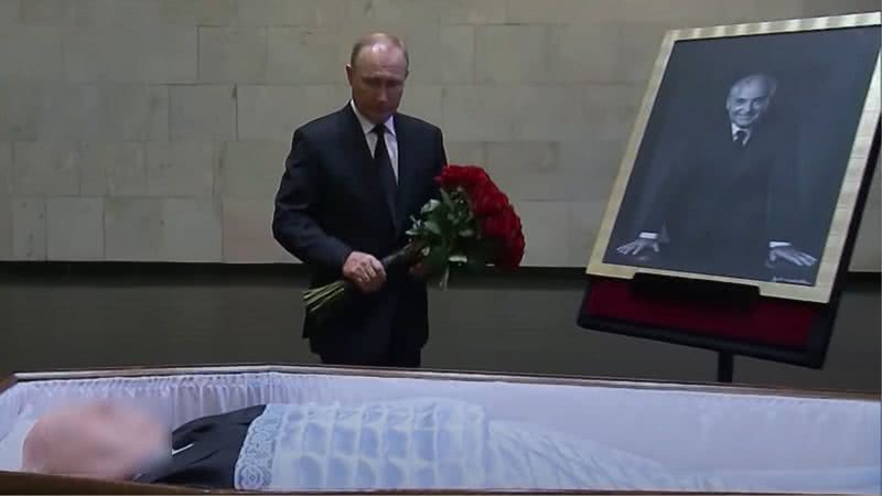 Trecho de vídeo mostrando visita de Putin ao caixão de Gorbachev - Divulgação/ Youtube/ The Guardian