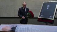 Trecho de vídeo mostrando visita de Putin ao caixão de Gorbachev - Divulgação/ Youtube/ The Guardian