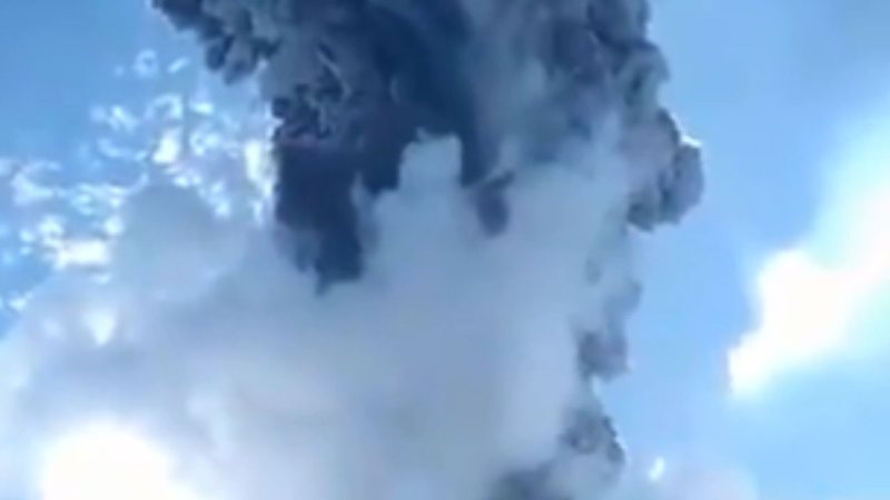 Vulcão em erupção na Indonésia - Divulgação/Twitter/@Mundo__News