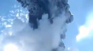 Vulcão em erupção na Indonésia - Divulgação/Twitter/@Mundo__News