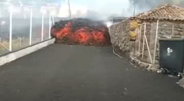 Trecho de vídeo mostrando avanço da lava - Divulgação / Youtube