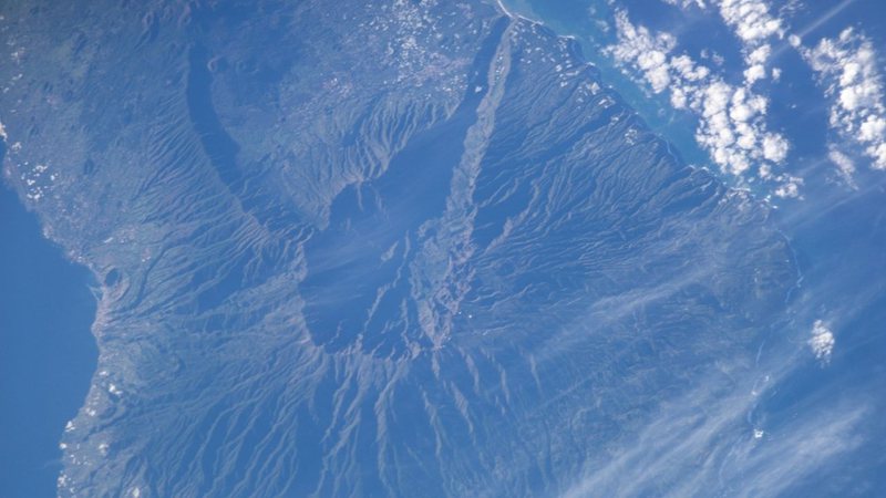 Fotografia de satélite do vulcão citado - Wikimedia Commons/ NASA