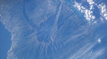 Fotografia de satélite do vulcão citado - Wikimedia Commons/ NASA